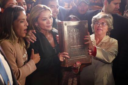 Jeanine Añez fue la designada en la línea sucesoria tras la renuncia del resto de los funcionarios