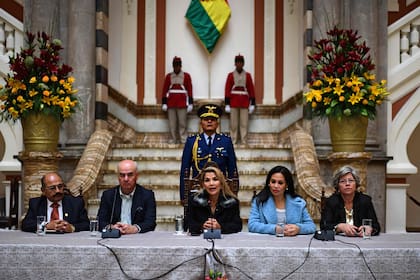 Jeanine Áñez durante una conferencia de prensa con periodistas extranjeros en agosto de 2020