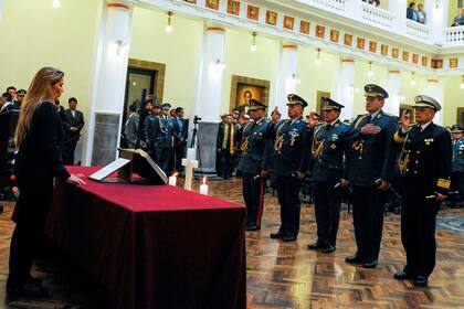 Jeanine Áñez, removió hoy a la cúpula de las Fuerzas Armadas y tomó juramento con un crucifijo y dos cirios junto a la Constitución