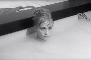 Eva, el thriller europeo en el que la gélida maldad de la inolvidable Jeanne Moreau eclipsa hasta a Venecia