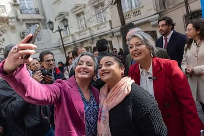 Jeannette Jara, candidata a la presidencia en Chile, dijo: "Los comunistas también tenemos derecho a tener iPhone"