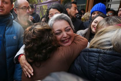 Jeannette Jara, candidata del Partido Comunista, abraza a una simpatizante antes de votar en las elecciones primarias organizadas por la coalición Unidos por Chile, con el fin de elegir al candidato del partido gobernate para las próximas elecciones presidenciales, el domingo 29 de junio de 2025, en Santiago, Chile