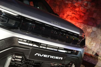 Jeep presentó Avenger, el nuevo SUV compacto con motor híbrido que combina estilo urbano y aventura