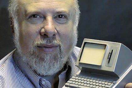 Jef Raskin con una maqueta a escala de la Canon Cat