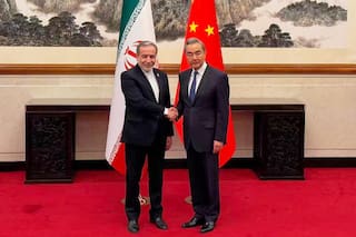 Jefe diplomático de China dice a su homólogo iraní que se necesita un "alto el fuego integral"