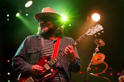 Jeff Tweedy, el líder de Wilco, aprovechó el aislamiento para escribir un libro y publicar un álbum familiar, en el que lo acompañan sus hijos