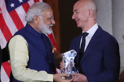 Jeff Bezos, CEO of Amazon, junto con el primer ministro indio Narendra Modi