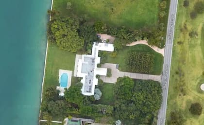 Jeff Bezos compró una mansión frente al mar en Indian Creek Village