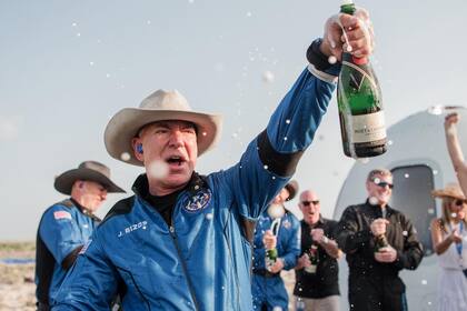Jeff Bezos, de regreso en la Tierra, tras el primer vuelo tripulado de Blue Origin