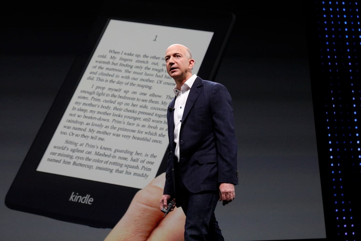 Jeff Bezos, el fundador de Amazon, que entre otras cosas vende libros de papel y electrónicos