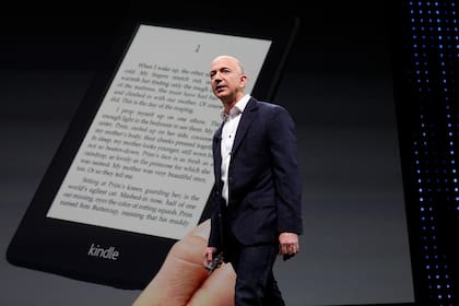 Jeff Bezos, el fundador de Amazon, que entre otras cosas vende libros de papel y electrónicos