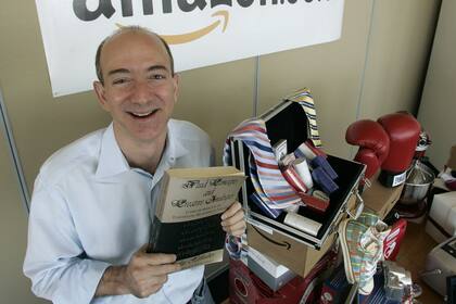 Jeff Bezos en 2005, con una copia del primer libro que vendió, Fluid Concepts and Creative Analogies, del divulgador científico Douglas Hofstadter