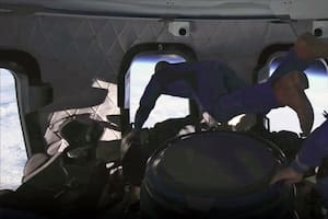 Jeff Bezos frente al mirador de la cápsula que lo llevó al espacio impulsado por el cohete reutilizable New Shepard