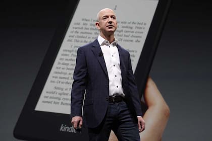 Jeff Bezos, fundador y CEO de Amazon, durante una presentación de la línea de dispositivos móviles Kindle