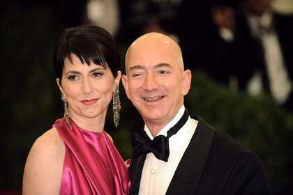 Jeff Bezos junto a su esposa MacKenzie en la gala benéfica del Instituto del Traje, que se realizó en el Museo Metropolitano de Arte de Nueva York