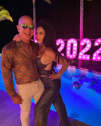 Jeff Bezos junto a su novia, la periodista Lauren Sánchez