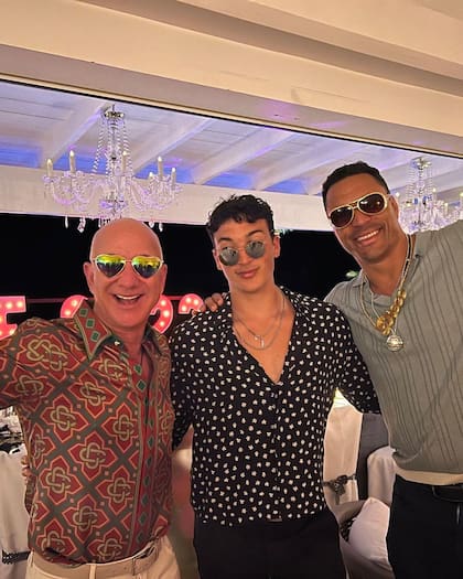 Jeff Bezos junto al ex de su novia, el jugador de fútbol americano Tony González, y al hijo que tuvieron ambos, Nikko