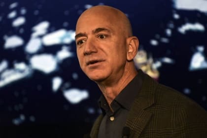 Jeff Bezos podría haberle dado a cada empleado de Amazon un bono de US$105.000 con el dinero ganado desde marzo y seguir siendo rico, dice el informe