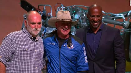 Jeff Bezos posa junto a José Andrés y Van Jones luego de entregarles su premio por US$100 millones