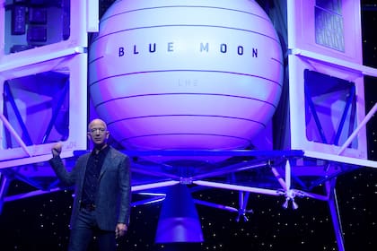 Jeff Bezos presenta un vehículo de exploración lunar fabricado por su compañía Blue Origin.