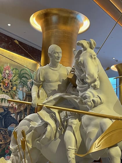 Jeff Bezos recreado por Sebastián Errázuriz en el “Monumento a la batalla de las naciones corporativas”