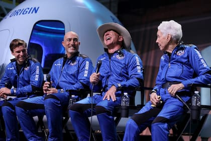 Jeff Bezos se mostró emocionado por su viaje al espacio durante la conferencia de prensa