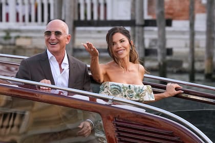 Jeff Bezos y Lauren Sanchez salen de un hotel para asistir a una recepción previo a su boda en Venecia, Italia, el jueves 26 de junio de 2025. (AP Foto/Luca Bruno)