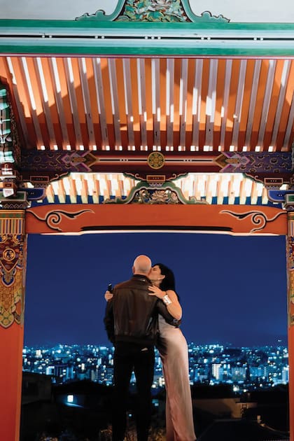 Jeff Bezos y su prometida, Lauren Sánchez intercambiaron abrazos y besos en su viaje a Japón.