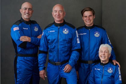 Jeff Bezos y toda la tripulación que viajará al espacio con Blue Origin:  Mark Bezos, la piloto pionera Wally Funk y el estudiante neerlandés Oliver Daemen