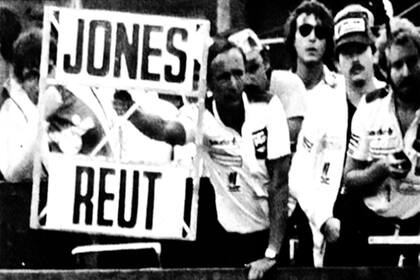 Jeff Hazzell, mánager del equipo Williams, enseña el cartel con el que la escudería ordenó el cambio de posiciones en Jacarepaguá; Carlos Reutemann desobedeció y ganó el Gran Premio de Brasil 1981