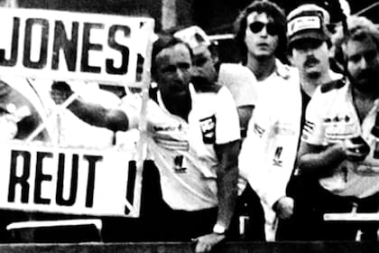Jeff Hazzell, mánager del equipo Williams, enseña el cartel con el que la escudería ordenó el cambio de posiciones en Jacarepaguá; Carlos Reutemann desobedeció y ganó el Gran Premio de Brasil 1981