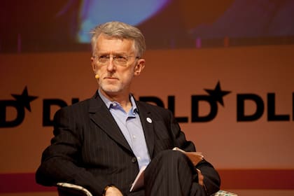 Jeff Jarvis: "La paradoja de Internet es que, debido a su tamaño -conectando a todos-, permite que pequeñas empresas tengan éxito. Antes de la prensa de alta velocidad, la circulación promedio de un periódico diario en EE.UU. era de solo 4000 ejemplares. Hoy, un boletín con 4000 suscriptores de pago es lo suficientemente grande como para tener éxito"