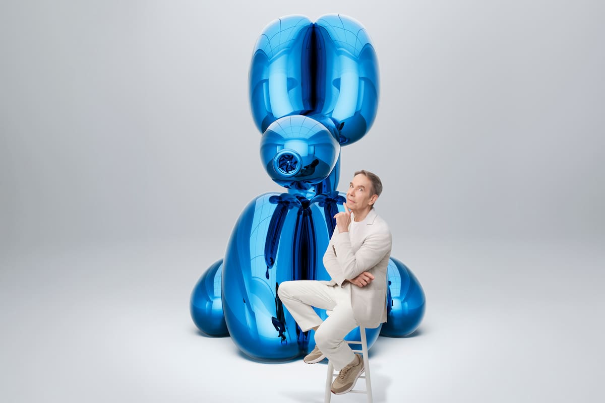 Jeff Koons con "Balloon Dog", una de sus obras más conocidas