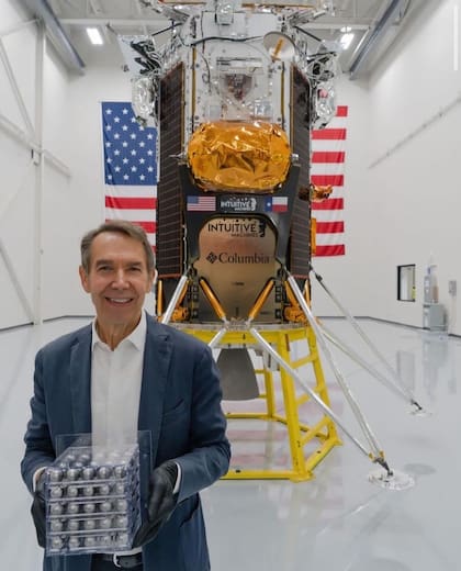 Jeff Koons con sus obras antes de enviarlas a la Luna, en 2024