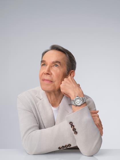Jeff Koons con uno de los relojes diseñados por él