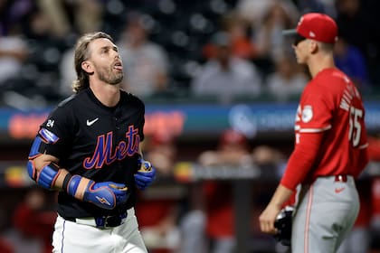 Jeff McNeil de los Mets de Nueva York reacciona tras recibir un golpe con el lanzamiento de Brandon Williamson de los Rojos de Cincinnati en la quinta entrada el viernes 6 de septiembre del 2024. (AP Foto/Adam Hunger)