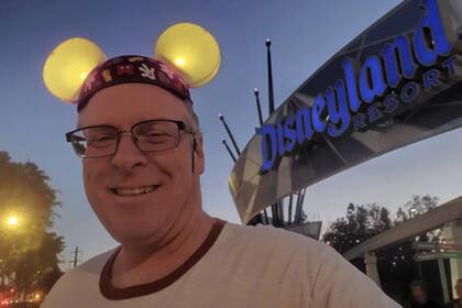 Jeff Reitz, un hombre californiano de 50 años de edad, marcó un Récord Guinness como la persona con más visitas consecutivas a Disneyland