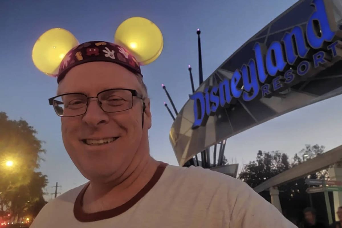 Jeff Reitz, un hombre californiano de 50 años de edad, marcó un Récord Guinness como la persona con más visitas consecutivas a Disneyland