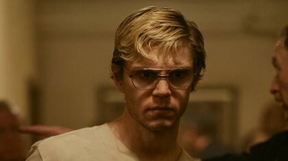 Jeffrey Dahmer (Evan Peters)
