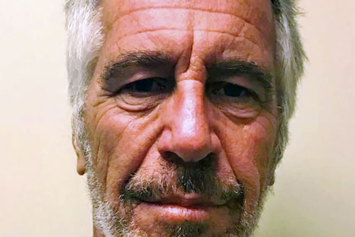 Jeffrey Epstein está detenido por supuestamente crear una red para abusar de niñas en su mansión de Nueva York