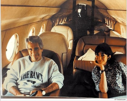 Jeffrey Epstein, un acaudalado financiero estadounidense que murió en prisión en 2019 mientras esperaba juicio por tráfico sexual de menores, y a su socia, Ghislaine Maxwell, a bordo de un avión
