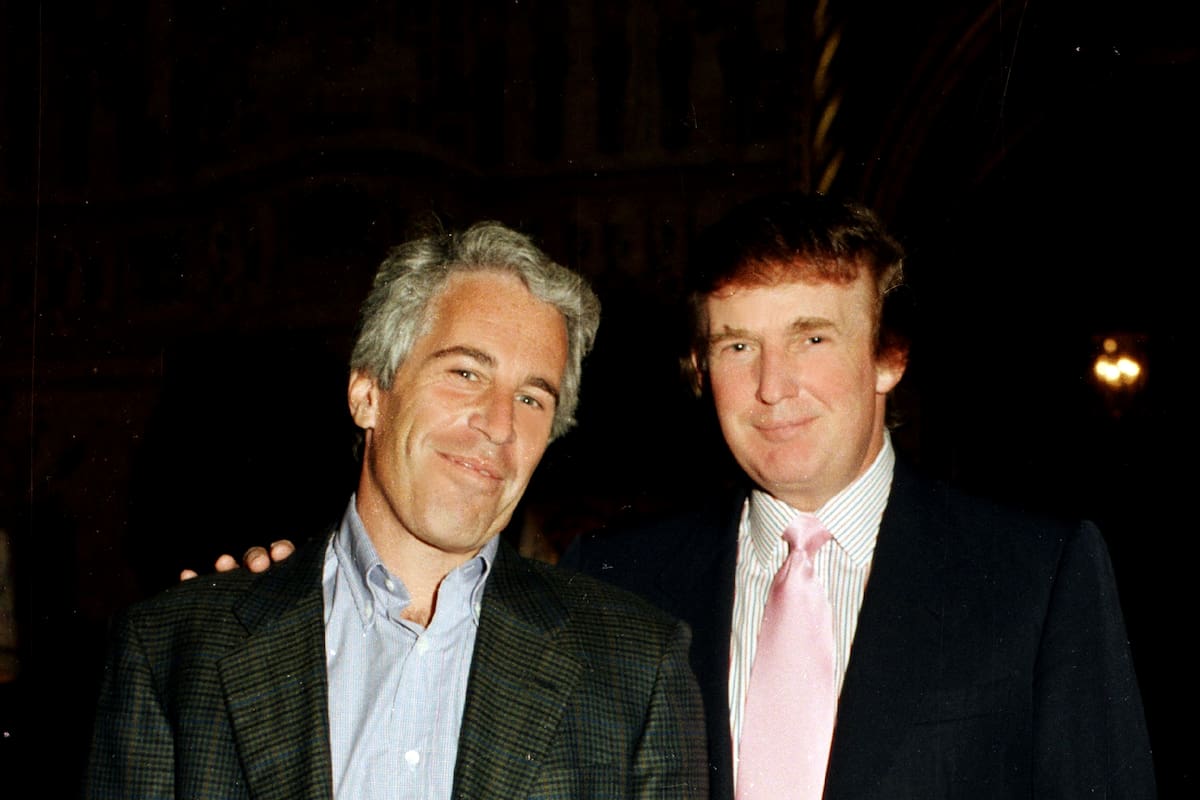 Jeffrey Epstein y Donald Trump posan juntos en la finca Mar-a-Lago, Palm Beach, Florida, 1997