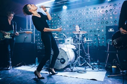 Jehnny Beth en la voz de Savages, la banda inglesa de post-punk, en Babys All Right en Nueva York, el 12 de enero de 2015.