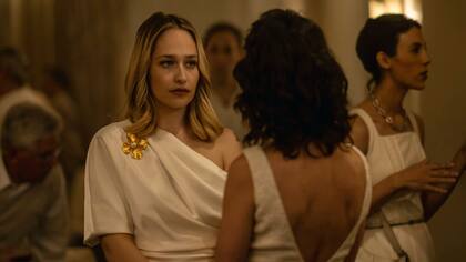 Jemima Kirke interpreta a una mujer que debe enfrentar un divorcio, y la ruptura de su clan familiar debido a negocios fraudulentos