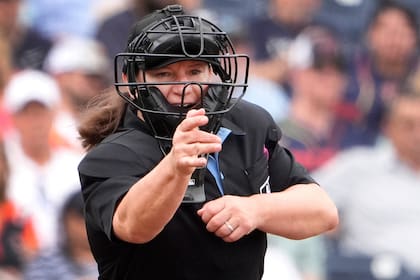 Jen Pawol hará historia este fin de semana al convertirse en la primera umpire en un partido oficial de Grandes Ligas, en la serie entre Marlins y Braves