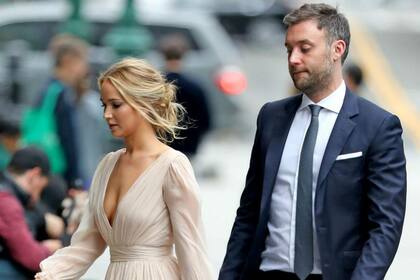 Jen y Cooke, en su reciente fiesta de compromiso