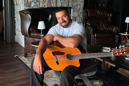 Jencarlos Canela abrió un espacio para mejorar la comunidad donde creció en Florida (Instagram @jencarlosmusic)