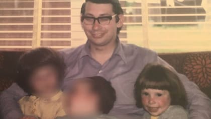 Jeni Haynes (en la foto, a la derecha) dijo durante el juicio que ni siquiera en su cabeza podía sentirse a salvo de su padre, Richard Haynes