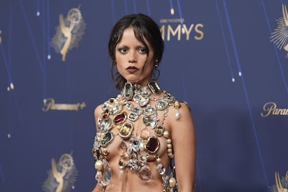 Jenna Ortega encandiló a todos los presentes con un top de pedrería que apenas tapaba sus partes íntimas. La actriz de Merlina combinó esta prenda de Givenchy con una falda tubo de color negro.