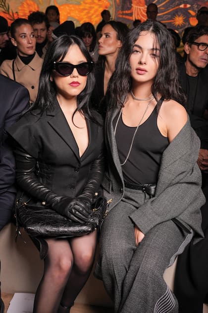Jenna Ortega y Deva Cassel en el desfile de Dior en la Semana de la Moda de París 2025